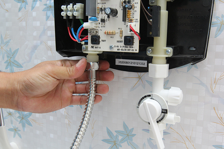 cac-buoc-de-lap-dat-may-nuoc-nong-an-toan